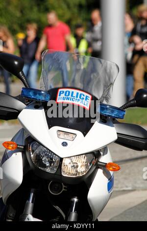 Darstellung der Polizei, Sicherheitskräften, der städtischen Polizei und einem Motorrad. Grenoble, Isère, Rhône-Alpes Auvergne. Grenoble, Frankreich Stockfoto