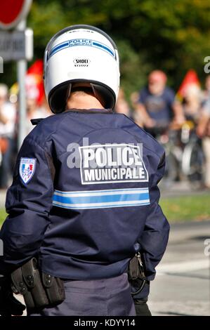 Darstellung der Polizei, Sicherheitskräften, der städtischen Polizei und einem Motorrad. Grenoble, Isère, Rhône-Alpes Auvergne. Grenoble, Frankreich Stockfoto