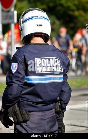 Darstellung der Polizei, Sicherheitskräften, der städtischen Polizei und einem Motorrad. Grenoble, Isère, Rhône-Alpes Auvergne. Grenoble, Frankreich Stockfoto