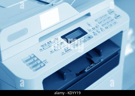 Mann hält den Finger auf die Schaltfläche start Laserdrucker Stockfoto