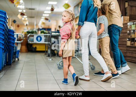 Familie Einkaufen im Supermarkt Stockfoto