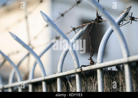 Sicherheit Zäune aus Metall Stockfoto