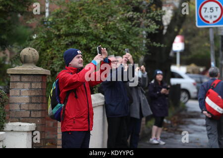 Mitglieder der Öffentlichkeit fotografieren die Szene in Crosshill, auf der Südseite von Glasgow, nachdem die Vorderseite eines Wohnblocks, der abgerissen werden soll, bei starken Winden niedergeschlagen wurde, als der Sturm Ophelia durch Schottland fegt. Stockfoto