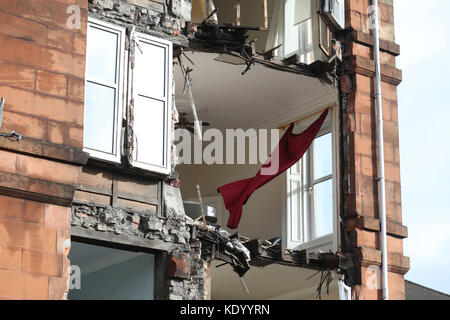 Die Szene in Crosshill, auf der Südseite von Glasgow, nach der Vorderseite eines Wohnblocks, der abgerissen werden soll, wurde bei starken Winden niedergeschlagen, als der Sturm Ophelia durch Schottland fegt. Stockfoto