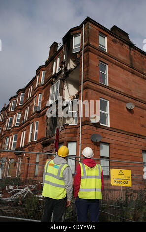 Die Szene in Crosshill, auf der Südseite von Glasgow, nach der Vorderseite eines Wohnblocks, der abgerissen werden soll, wurde bei starken Winden niedergeschlagen, als der Sturm Ophelia durch Schottland fegt. Stockfoto