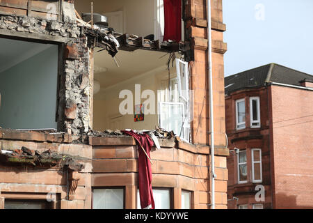 Die Szene in Crosshill, auf der Südseite von Glasgow, nach der Vorderseite eines Wohnblocks, der abgerissen werden soll, wurde bei starken Winden niedergeschlagen, als der Sturm Ophelia durch Schottland fegt. Stockfoto