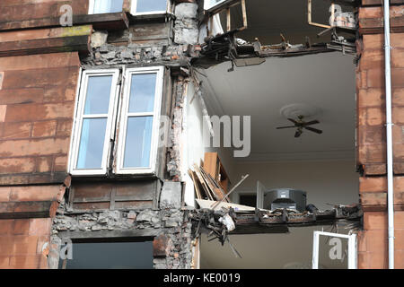 Die Szene in Crosshill, auf der Südseite von Glasgow, nach der Vorderseite eines Wohnblocks, der abgerissen werden soll, wurde bei starken Winden niedergeschlagen, als der Sturm Ophelia durch Schottland fegt. Stockfoto