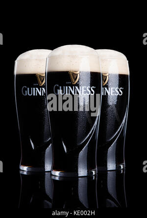 London, UK, 26. Februar 2017: Gläser Guinness original Bier auf schwarzen Hintergrund. Guinness Bier hat seit 1759 in Dublin, Irland produziert worden. Stockfoto