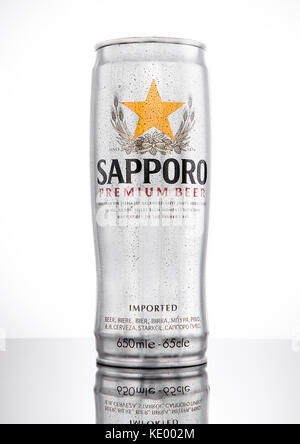 London, Großbritannien - 02 Januar, 2017: a kann von Sapporo Bier mit Frost auf weißem Hintergrund. Die japanische Brauerei im Jahr 1876 von deutschen ausgebildete Brauer gegründet wurde. Stockfoto