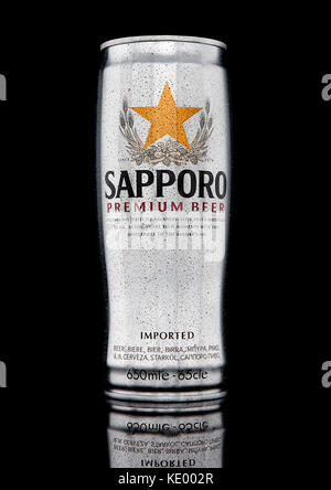 London, Großbritannien - 02 Januar, 2017: a kann von Sapporo Bier mit Frost auf schwarzen Hintergrund. Die japanische Brauerei im Jahr 1876 von deutschen ausgebildete Brauer gegründet wurde. Stockfoto
