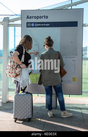 Touristen, die auf der Suche an der Metro Karte, Aeroporto Francisco Sa Carneiro und Francisco Sa Carneiro, Porto, Porttugal Stockfoto