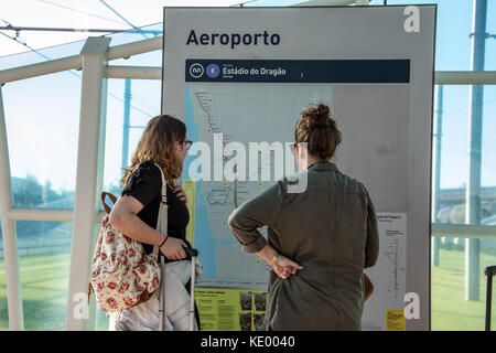 Touristen, die auf der Suche an der Metro Karte, Aeroporto Francisco Sa Carneiro und Francisco Sa Carneiro, Porto, Porttugal Stockfoto