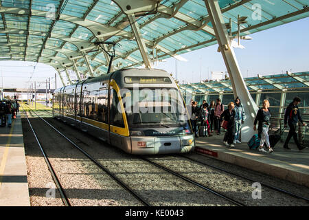 Öffentliche u-bahn Aeroporto Francisco Sa Carneiro und Francisco Sa Carneiro, Porto, Porttugal Stockfoto