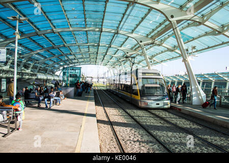 Öffentliche u-bahn Aeroporto Francisco Sa Carneiro und Francisco Sa Carneiro, Porto, Porttugal Stockfoto