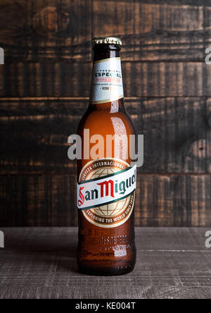 LONDON, UK - 15. NOVEMBER 2016: Kalte Flasche San Miguel Bier. Die Biermarke San Miguel ist die führende Marke der San Miguel Brewery Inc, der La Stockfoto
