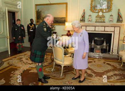 Königin Elizabeth II. Trifft den Ehrenleutnant Oberst Michael Scott von den 48th Highlanders of Canada während einer privaten Audienz im Buckingham Palace, London, in ihrer Eigenschaft als Oberst des Regiments. Stockfoto