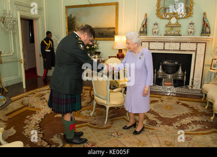 Königin Elizabeth II. Trifft Leutnant Colonel Harry Pedwell von den 48. Highlanders of Canada während einer Privataudienz im Buckingham Palace, London, in ihrer Eigenschaft als Oberst des Regiments. Stockfoto