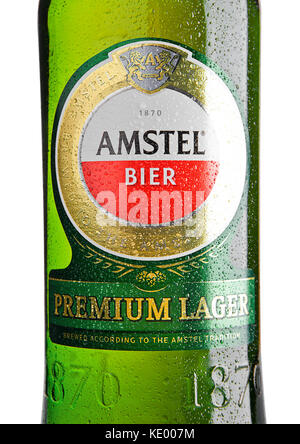 LONDON, VEREINIGTES KÖNIGREICH - 01. NOVEMBER 2016: Kalte Flasche Amstel Premium Lager auf weißem Hintergrund.Amstel ist eine international bekannte Biermarke Stockfoto