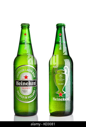 London, UK, 23. Oktober 2016: Flasche Heineken Lagerbier auf weißem Hintergrund. Heineken ist das Flaggschiff der Heineken International Stockfoto