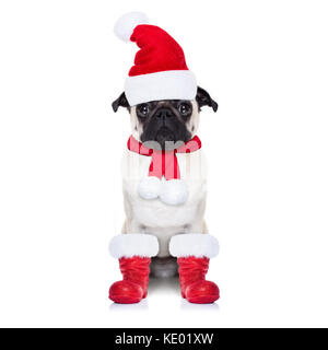 Mops Hund als Santa Claus mit roten Stiefeln, für Weihnachten, auf der Suche stumm, auf weißem Hintergrund Stockfoto