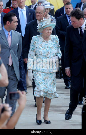 New YORK - 06. JULI: Königin Elizabeth II. Wird von New Yorker Gouverneur David Patterson begrüßt, als sie auf der Website des World Trade Centers ankommt, um den Opfern der Anschläge vom 11. September bei einem Besuch in Ground Zero Tribut zu zollen. Am 6. Juli 2010 Menschen: Queen Elizabeth II Transmission Ref: MNC1 Credit: Hoo-Me.com/MediaPunch ***NO UK*** Stockfoto