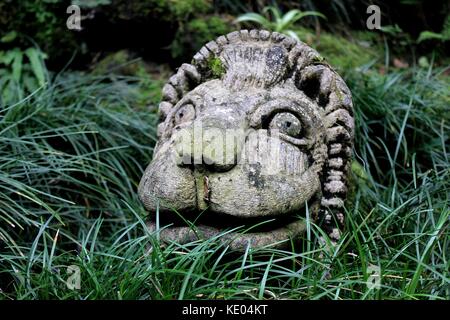 Japanische Statue eines Tiger in den Gärten am Monte Funchal in Portugal Stockfoto