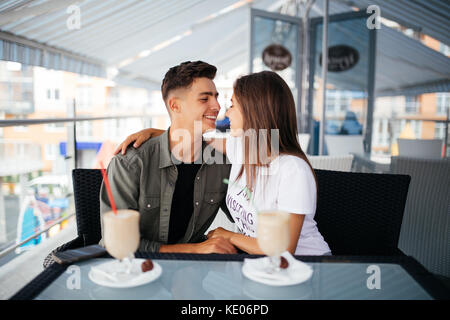 Romantische junge Valentine Paar in Liebe in Cafe küssen. ehrliche Blick durch Fenster Glas. Stockfoto