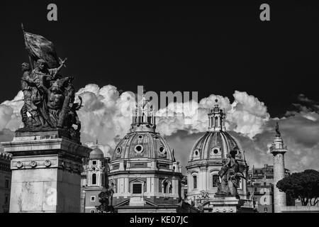 Twin Kirchen schöne Kuppeln mit alten Trajan Spalte, und Wolken, vom Altar der Nation Denkmal im Zentrum von Rom gesehen (schwarz und weiß) Stockfoto