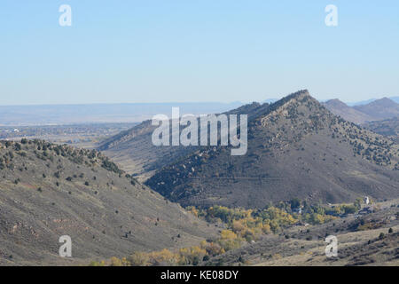 Anzeigen von Rocky Mountain Foothills einschließlich Mount glennon und Dakota Ridge von Red Rocks Park Stockfoto