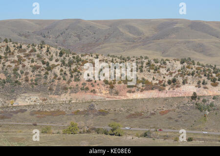 Blick auf die Dinosaur Ridge Colorado, wo prähistorische Fossilien von Dinosauriern sind in der Nähe der Fläche mit Blick auf den Green Mountain Park Colorado Stockfoto