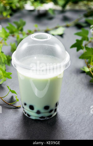 Bubble boba Tee mit Milch und Tapioka Perlen in Schale aus Kunststoff Stockfoto