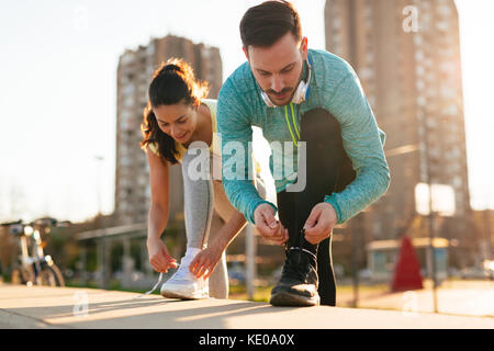 Läufer binden Laufschuhe und betriebsbereit Stockfoto