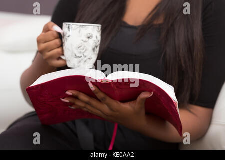 Junge Frau Studium des Wortes Gottes Bibel close-up Stockfoto