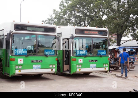 Grüne Stadtbusse, gespendet von der japanischen Regierung am zentralen Busbahnhof neben dem Morgenmarkt oder dem Busbahnhof Talat Sao in Vientiane, Laos Stockfoto