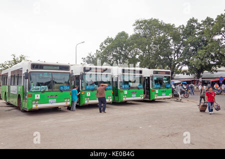 Grüne Stadt Busse, die von der japanischen Regierung bei der Central Bus Station gespendet Neben dem Morgen Markt oder Talat Sao Busbahnhof in Vientiane, Laos Stockfoto