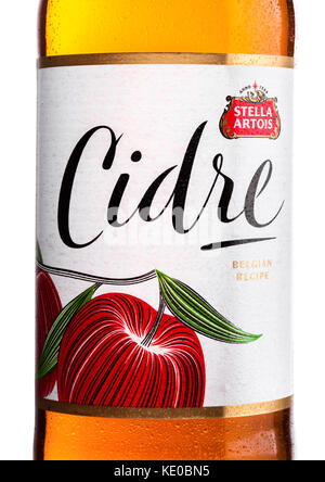 LONDON, VEREINIGTES KÖNIGREICH - 22. JUNI 2017: Flaschenetikett des Stella Artois Cidre Apple Cider auf weißem Hintergrund mit Tautropfen. Stockfoto