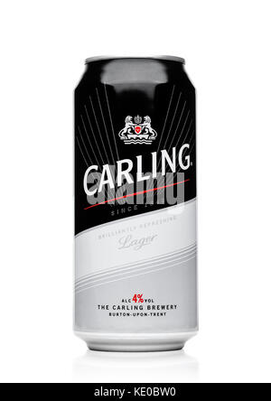 LONDON, Großbritannien - 29. MAI 2017: Aluminiumkals von Carling Lagerbier auf weißem Hintergrund. Stockfoto