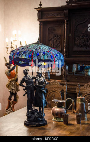 Tiffany Stil Blue Vintage Tischleuchte mit statuette 'Einheit' als Pole in den Kerzen Licht Stockfoto