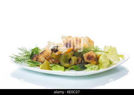 Warmer Salat mit Blumenkohl und Paprika Stockfoto