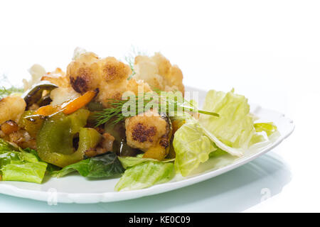 Warmer Salat mit Blumenkohl und Paprika Stockfoto