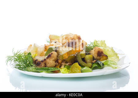 Warmer Salat mit Blumenkohl und Paprika Stockfoto