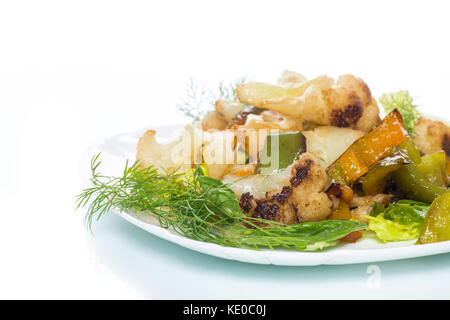 Warmer Salat mit Blumenkohl und Paprika Stockfoto