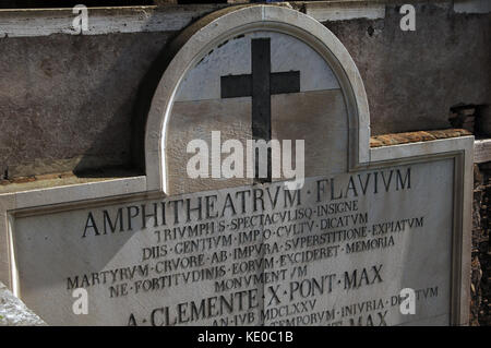 Italien, Rom. flavischen Amphitheater oder Kolosseum. Bei 70-80 ce gebaut. wall Plaque, lateinische Inschrift. Stockfoto