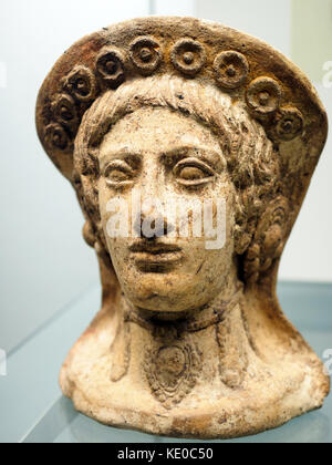 Votivkopf aus Terrakotta einer Frau mit Ohrringen Etruscan 325-300 BC Stockfoto