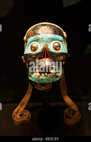 Türkisfarbene Mosaikmaske von Tezcatlipoca, 'Smoking Mirror' einer von vier mächtigen Schöpfergöttern im aztekischen Pantheon Mixtec-Aztec, AD 1400-1521 die Maske ist mit einem Mosaik aus Türkis, Braunkohle und Muschel verziert; die Augen wurden aus polierten Eisenpyrite gefertigt. Stockfoto