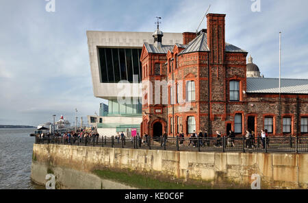 Pier Head, Liverpool, Großbritannien. Das Museum von Liverpool mit alten dockside Bauten auf den Fluss Mersey Waterfront Stockfoto