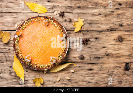 Rustikale herbst Kreis aus einem Kürbis auf einer hölzernen Hintergrund Stockfoto