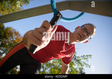 Bad Schönborn, Deutschland. Oktober 2017. Klaus Heinzmann, Teilnehmer einer Langzeitstudie zum Gesundheitsvergleich von sportlich aktiven und nicht sportlich aktiven Menschen, praktiziert in einem Aktivpark in Bad Schönborn, 16. Oktober 2017. Die Studie der Gemeinde Schönborn und des Karlsruher Instituts für Technologie (KIT) läuft seit 25 Jahren. Das Ergebnis: Sportlich aktive Menschen mittleren Alters verfügen über bessere motorische Fähigkeiten, die einen Unterschied zwischen 10 Jahren und Menschen machen, die nicht sportlich aktiv sind. Quelle: Sina Schuldt/dpa/Alamy Live News Stockfoto