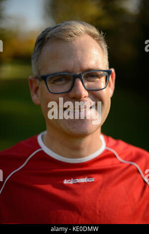 Bad Schönborn, Deutschland. Oktober 2017. Klaus Heinzmann, Teilnehmer einer Langzeitstudie zum Gesundheitsvergleich von sportlich aktiven und nicht sportlich aktiven Menschen, steht in einem Aktivpark in Bad Schönborn, 16. Oktober 2017. Die Studie der Gemeinde Schönborn und des Karlsruher Instituts für Technologie (KIT) läuft seit 25 Jahren. Das Ergebnis: Sportlich aktive Menschen mittleren Alters verfügen über bessere motorische Fähigkeiten, die einen Unterschied zwischen 10 Jahren und Menschen machen, die nicht sportlich aktiv sind. Quelle: Sina Schuldt/dpa/Alamy Live News Stockfoto