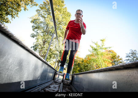 Bad Schönborn, Deutschland. Oktober 2017. Klaus Heinzmann, Teilnehmer einer Langzeitstudie zum Gesundheitsvergleich von sportlich aktiven und nicht sportlich aktiven Menschen, praktiziert in einem Aktivpark in Bad Schönborn, 16. Oktober 2017. Die Studie der Gemeinde Schönborn und des Karlsruher Instituts für Technologie (KIT) läuft seit 25 Jahren. Das Ergebnis: Sportlich aktive Menschen mittleren Alters verfügen über bessere motorische Fähigkeiten, die einen Unterschied zwischen 10 Jahren und Menschen machen, die nicht sportlich aktiv sind. Quelle: Sina Schuldt/dpa/Alamy Live News Stockfoto